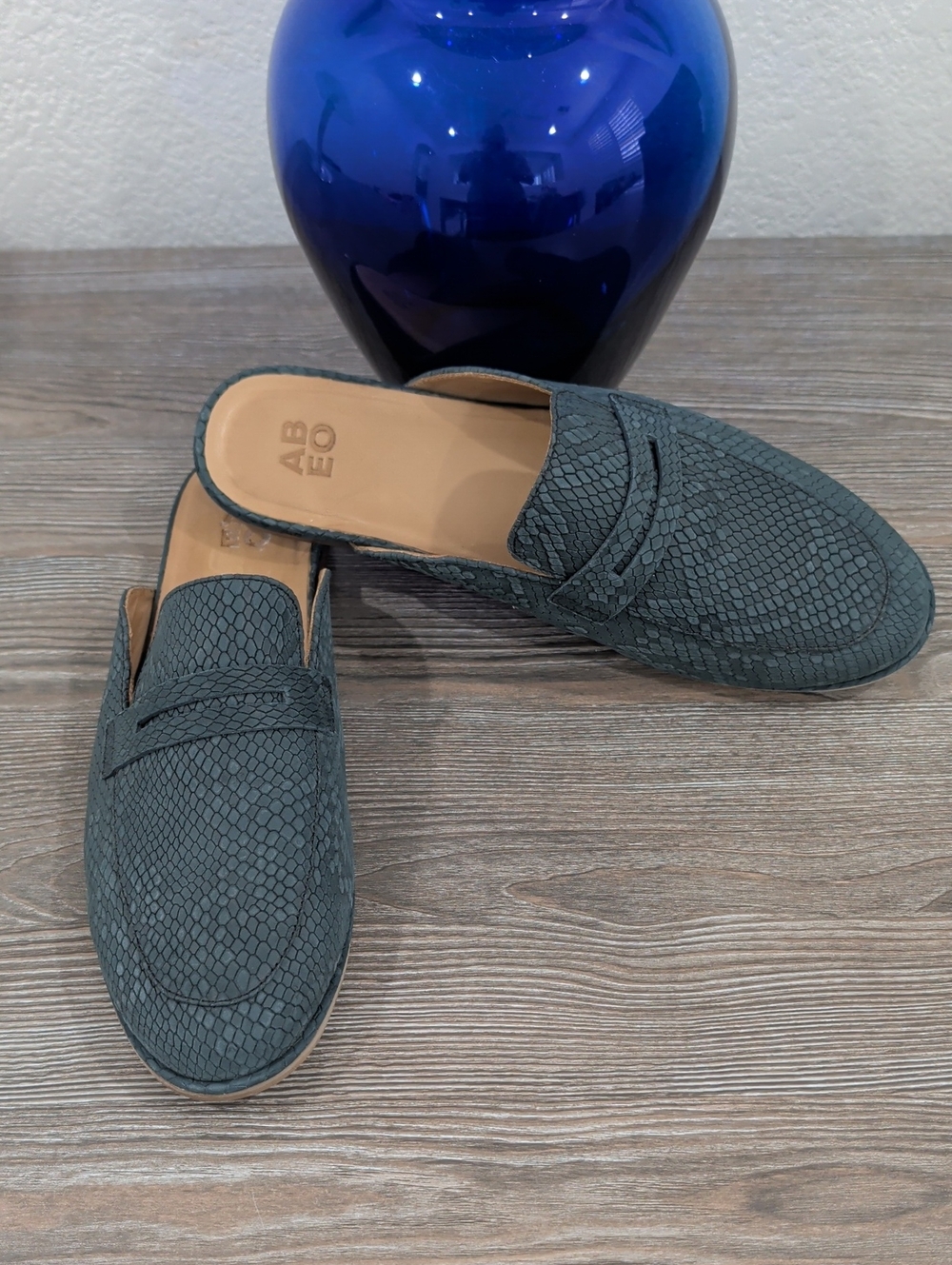 Like New ABEO " Natalie " Slate Blue Genuine Leather Slip On Mules 9 Low Heel